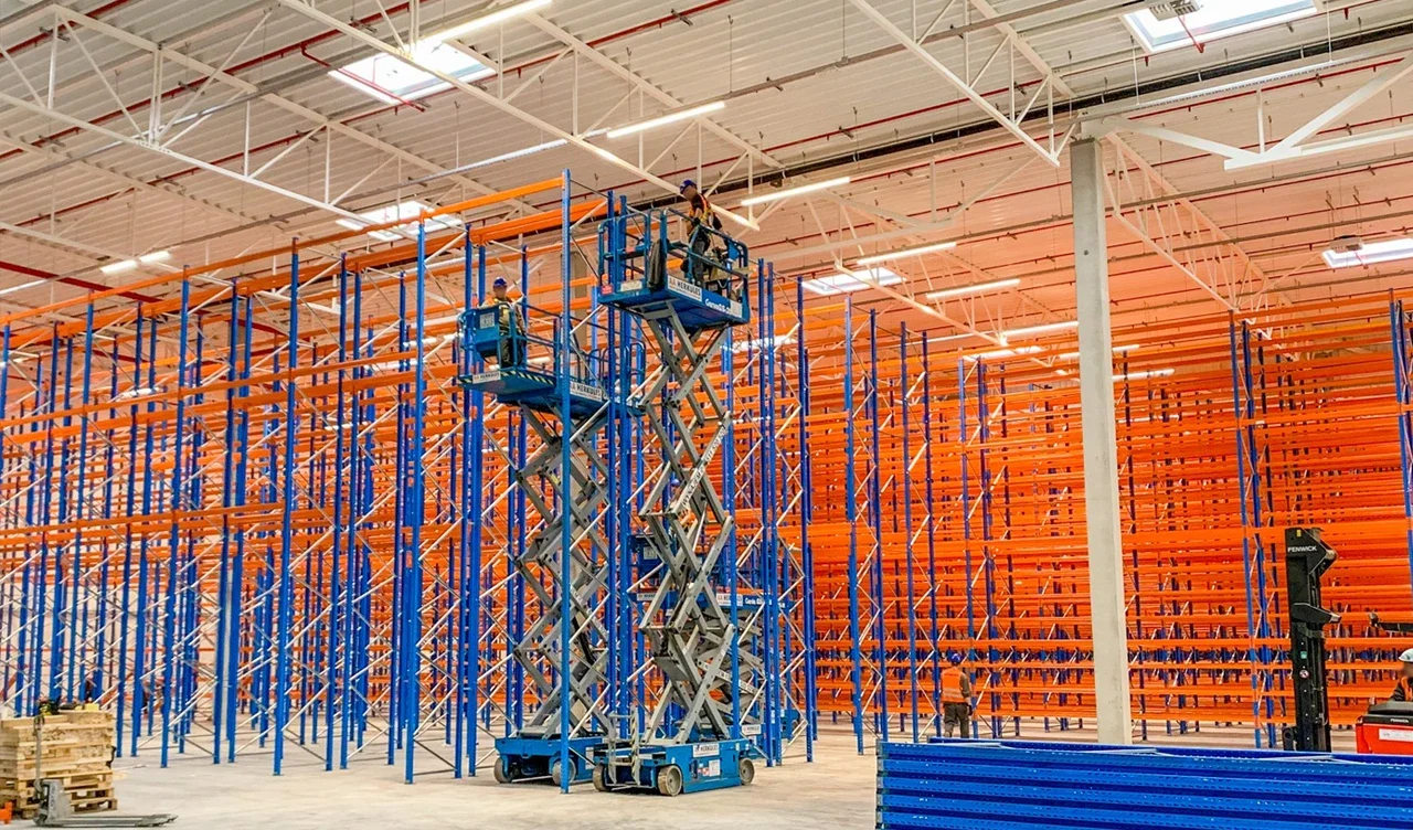 cicha praca na magazynie podnośnik nożycowy elektryczny