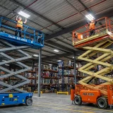 montaż LED z podnośnikami nożycowymi