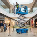 praca na wysokości w galerii handlowej