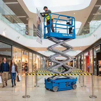praca na wysokości w galerii handlowej