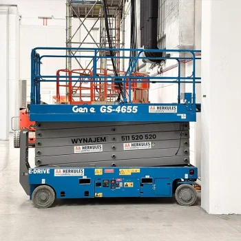 zerowa emisja spalin w magazynie przy pracy z podnośnikiem nożycowym